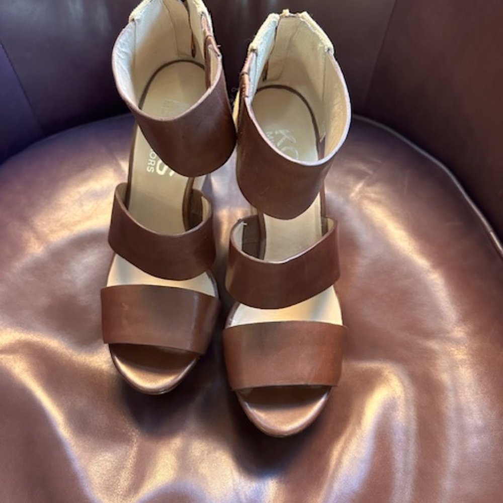 Michael Kors Wedge Sandle, size 8, only worn once - Picture 5 of 5